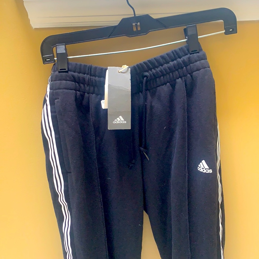 Never worn adidas cropped sweatpants (joggers) with tag! Size small!